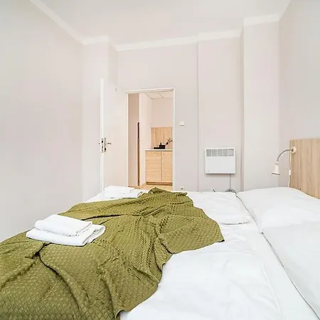 Bright 2 Bed With Big Terrace By Tram Prága